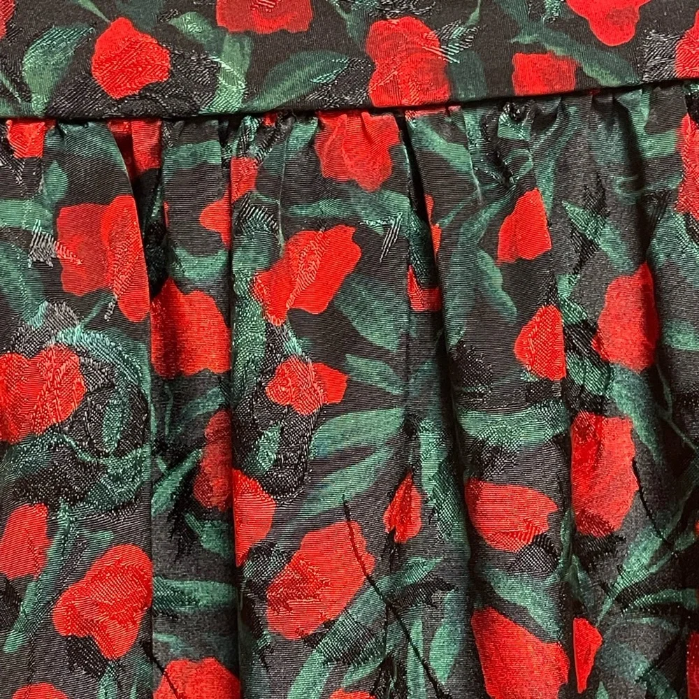 🌹 Leslie Fay Size 8 Black Red Green Floral Textured Midi Skirt 28 W 27 L Y2K - Picture 2 of 8
